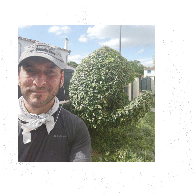 Cédric, élagueur professionnel, dans un jardin avec un arbre ornemental taillé