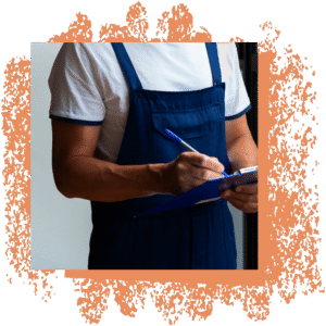 Artisan en tenue bleue remplissant une fiche technique lors d'une évaluation de projet
