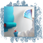 Application de peinture bleue sur un mur dans le cadre d’une rénovation intérieure par La Clé Française.
