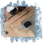 Pose de parquet flottant en cours par un professionnel de La Clé Française.